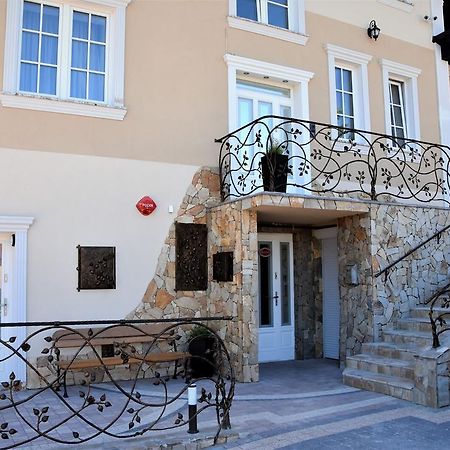 Willa Rozana - Apartamenty I Pokoje Goscinne Sandoměř Exteriér fotografie